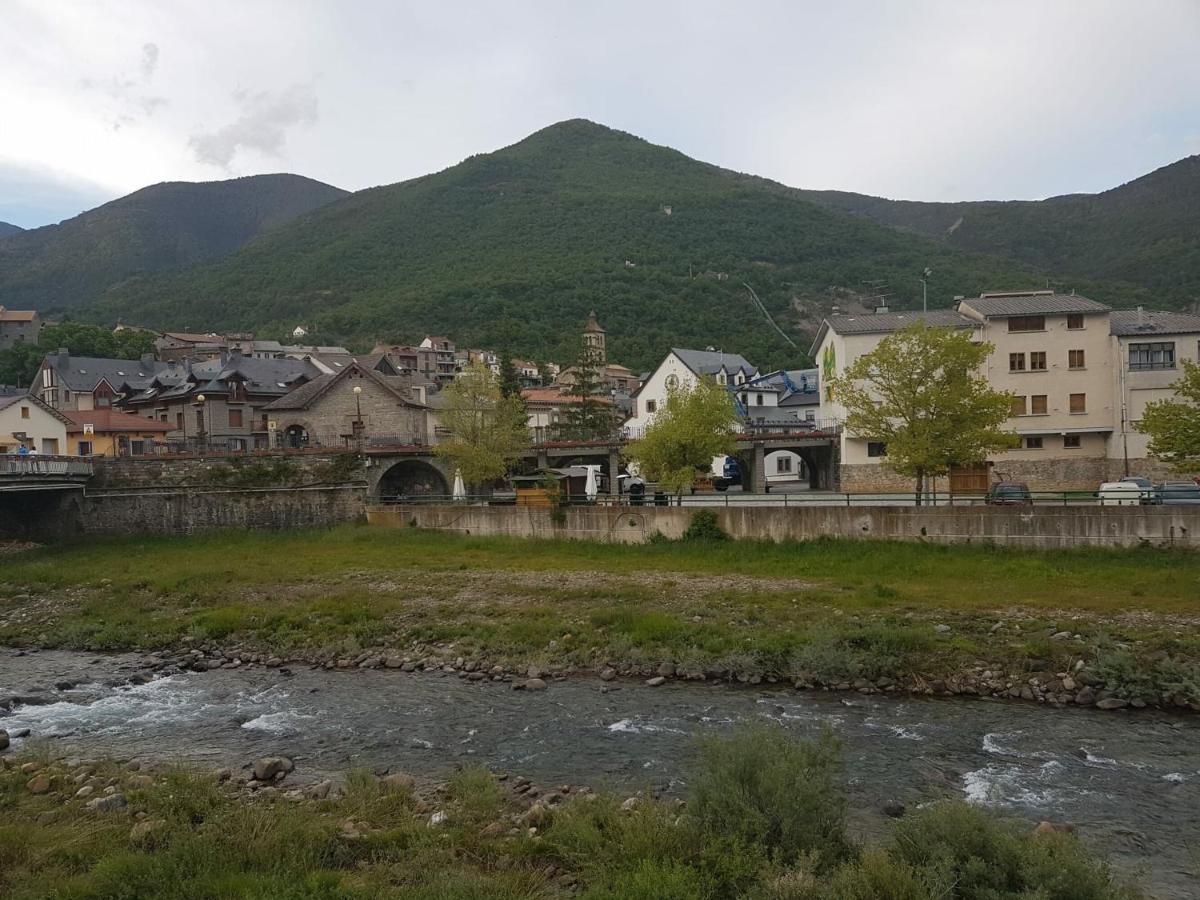 Vikerbiescas Appartement Buitenkant foto
